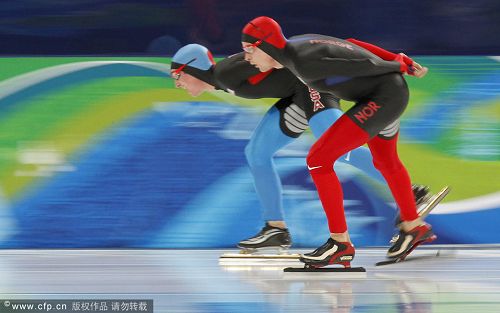 图文：速度滑冰男子10000米 两位选手互相角逐