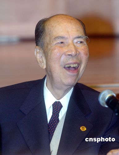 马万祺养病将不参加两会 精神良好需要轮椅代步