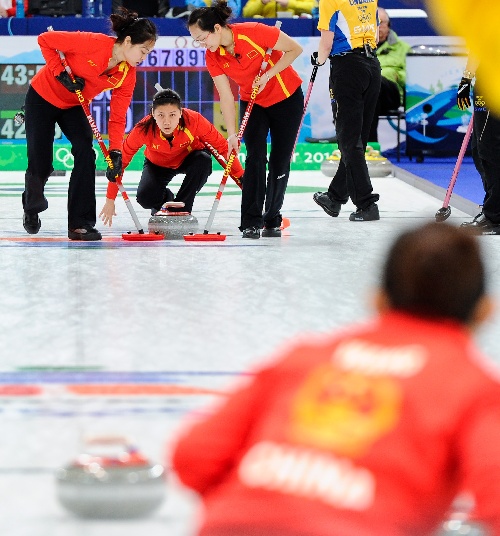 图文:女子冰壶中国4-9瑞典 柳荫关注冰壶走线