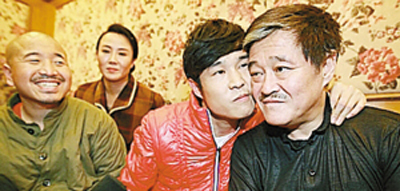 在今年春晚彩排期间，《捐助》的表演者王小利（左）等人接受媒体采访，小沈阳（中）对师傅赵本山（右）表现亲昵。