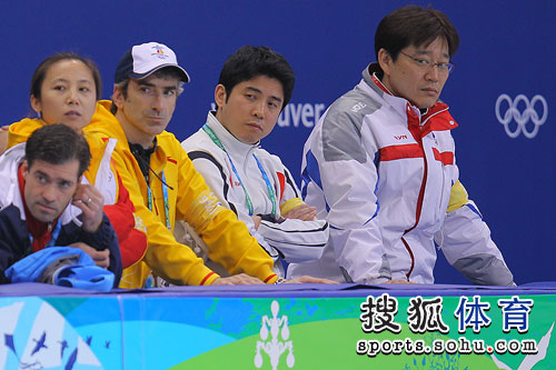 韩国教练（右一、右二）窥视中国训练