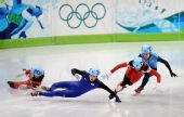 图文：短道速滑男子500米 韩国队员摔倒