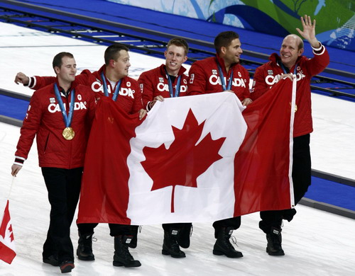 加拿大队持国旗庆祝