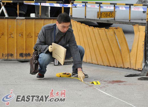 　图片说明:公安人员在案发现场进行勘查工作。