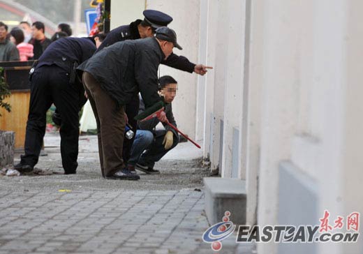 图片说明:警方在案发现场取证。