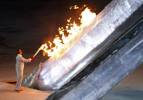 图文:2010温哥华冬奥会闭幕式 圣火重新点燃