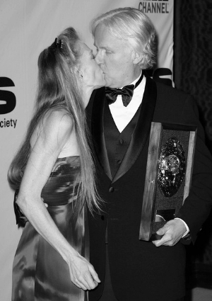 拿了终身成就奖的卡梅隆与妻子热吻