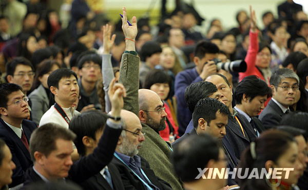 这是记者们举手请求提问。新华社记者邢广利摄