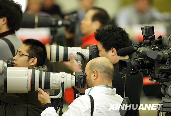 这是中外记者在记者会上采访拍摄。新华社记者邢广利摄