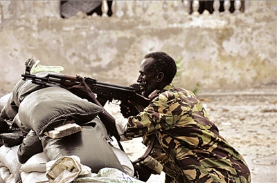 3月11日,索马里政府军士兵在首都摩加迪沙北部与反政府武装分子冀战