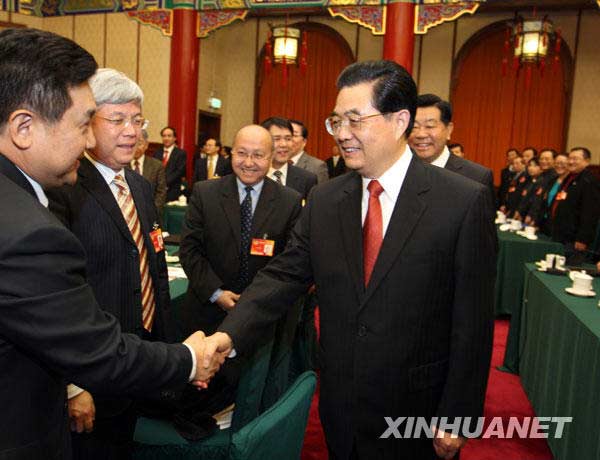 3月4日，中共中央总书记、国家主席、中央军委主席胡锦涛看望出席全国政协十一届三次会议民建、工商联界委员并参加联组讨论。中共中央政治局常委、全国政协主席贾庆林参加了看望和讨论。新华社记者 鞠鹏 摄 