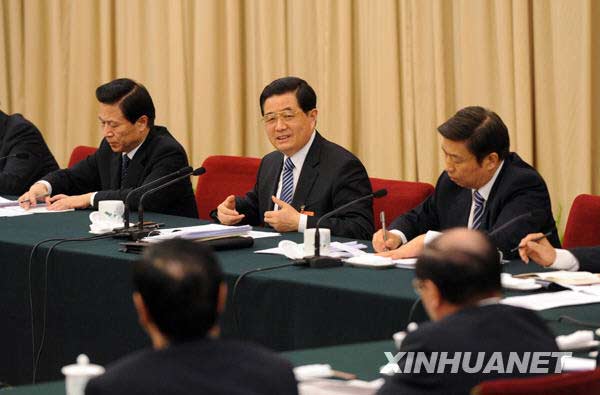 3月5日，中共中央总书记、国家主席、中央军委主席胡锦涛参加十一届全国人大三次会议江苏代表团的审议。新华社记者李学仁摄