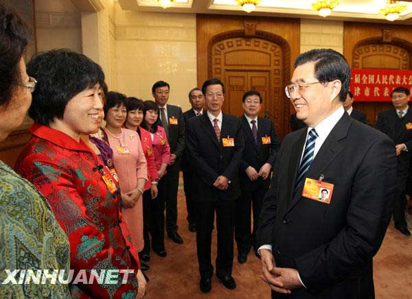 3月8日，中共中央总书记、国家主席、中央军委主席胡锦涛参加十一届全国人大三次会议天津代表团的审议。这是胡锦涛来到女代表中间，同她们亲切交谈，代表党中央向出席两会的女代表、女委员，向全国各族各界妇女同胞致以节日的祝贺和诚挚的问候。 新华社记者兰红光摄 