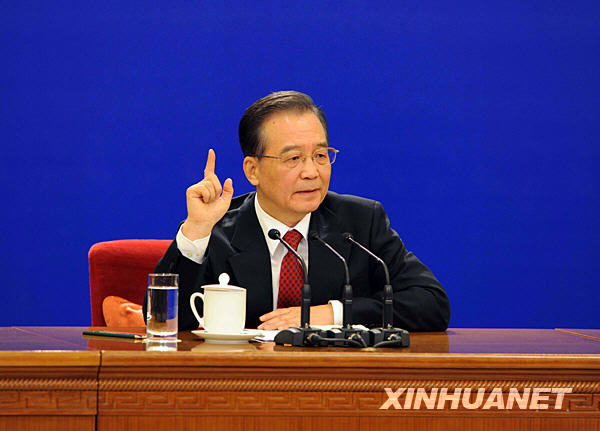 3月14日，国务院总理温家宝在北京人民大会堂与中外记者见面，并回答记者提问。 新华社记者陈树根摄