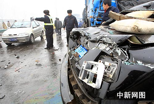 道路溼滑及大霧致烏魯木齊機場高速發生車禍-搜狐新聞