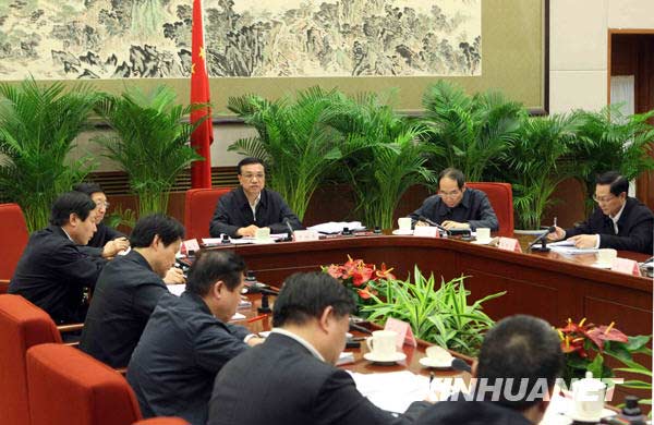 3月16日，中共中央政治局常委、国务院副总理、国务院深化医药卫生体制改革领导小组组长李克强主持召开国务院深化医改领导小组第六次全体会议并作重要讲话。新华社记者刘卫兵摄
