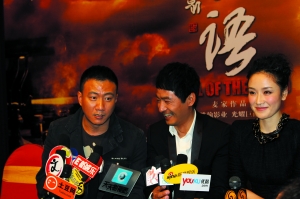 （左起）主演胡军、郭晓冬和孙宁，现场交头接耳