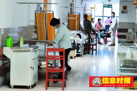 在某大医院里，由于床位紧缺，部分病人只能住在过道上。信息时报记者 黄亦民 摄