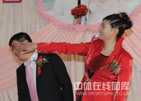 图文:女排名将杨昊北京大婚 杨昊现场搞怪