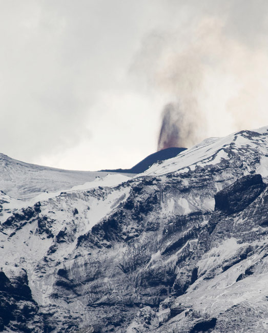 组图:冰岛火山持续喷发