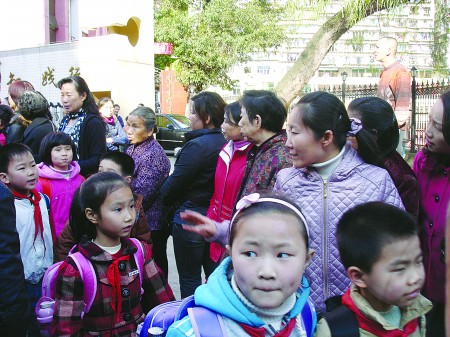 南平实验小学门口，挤满了等待接孩子的家长。