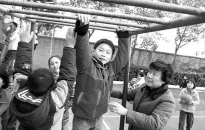 浦东南路小学里，志愿者正在协助老师看护学生
