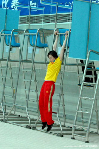 (0)   2010年3月26日,山东青岛,中国跳水队选手吴敏霞亮相体育馆训练