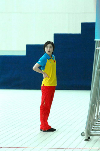 (0)   2010年3月26日,山东青岛,中国跳水队选手吴敏霞亮相体育馆训练