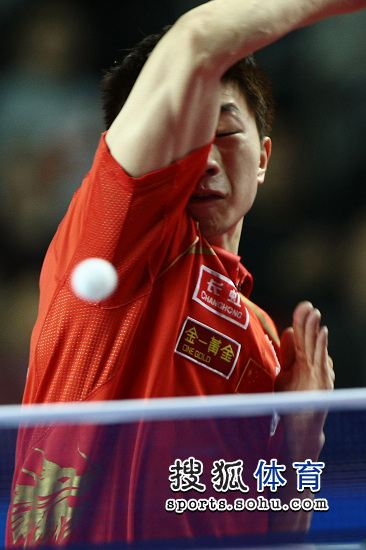 图文:乒乓球精英赛男单决赛 马龙大力扣球