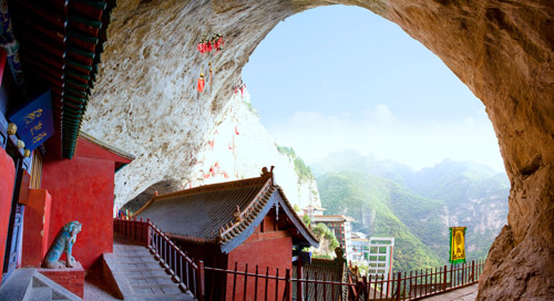 曹魏古剎雲峰寺----雲峰寺又叫抱腹寺,因上突,下部凹回,腹中空蕩形如