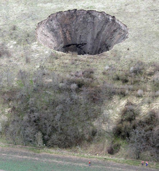 德国现40米深神秘圆坑 仿佛炸弹爆炸后形成(图)