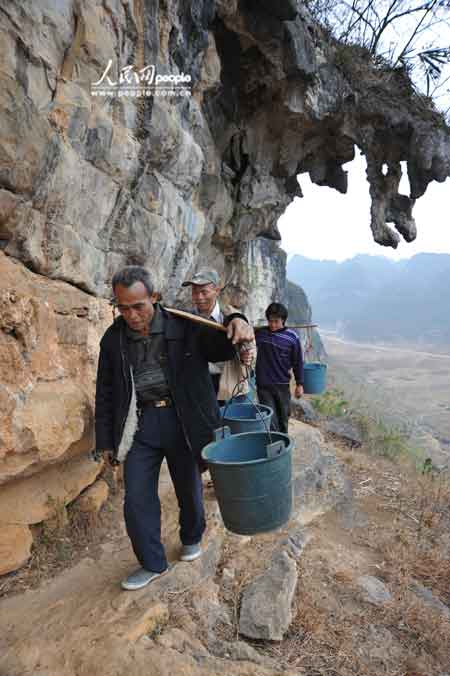 给地处大石山区的广西百色市靖西县龙临镇大问村弄茏屯的村民人畜饮水