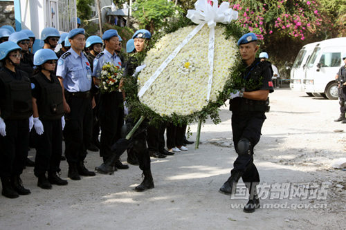 中国维和警察防暴队海地震后废墟祭奠英烈(图)