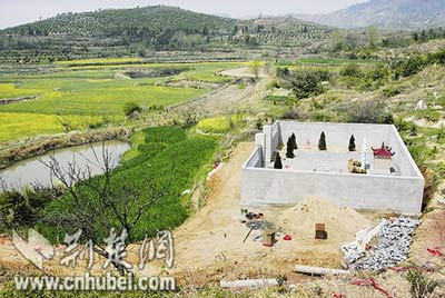 墓碑和基座是用大理石、汉白玉等做成的