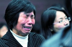 昨日,遇害者家属在法庭上含泪旁听。当日,福建省南平市中院开庭审理南平“3·23”恶性杀人案并作出一审判决:判处被告人死刑。新华社记者张国俊摄