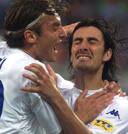 2000年欧洲杯上，托蒂与德尔维奇奥庆祝进球