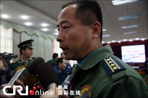 空军航空兵某师师长严锋大校接受媒体采访
