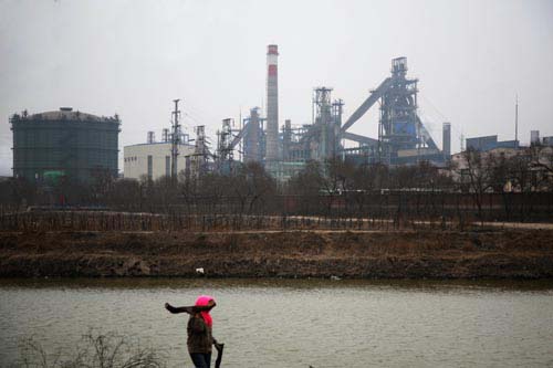 当地时间2009年4月13日，时任中国驻联合国大使的张业遂（中）在联合国安理会会议现场。