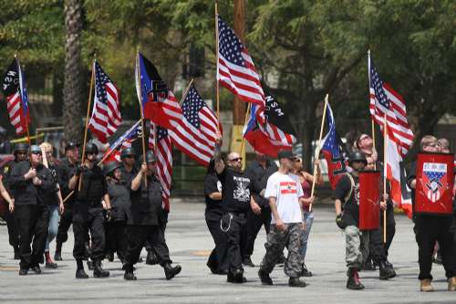 洛杉矶新纳粹举行示威游行 警察镇压爆冲突(图)