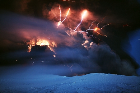19日,闪电划过天空,与冰岛埃亚菲亚德拉冰盖火山喷涌而出的岩浆混为
