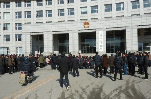 网上流传的辽宁庄河市群众下跪图