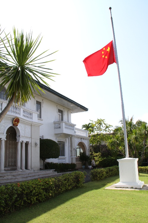 组图:中国驻外使领馆悼念玉树地震遇难同胞