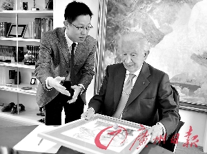 本报记者向萨翁送上肖像漫画。本报记者 梁嘉建 摄