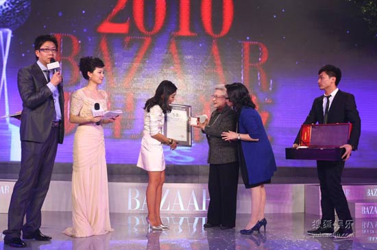 图：2010芭莎慈善夜 苏芒获上海馆名誉馆长称号