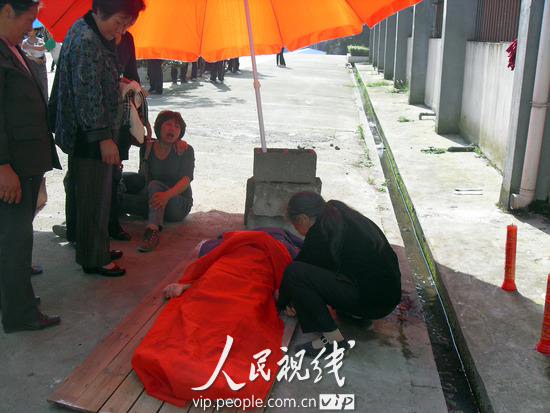 江西广丰县中学一女生坠楼身亡(组图)