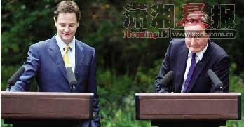5月12日，卡梅伦（右）在与克莱格共同出席的新闻发布会上扮起了鬼脸。