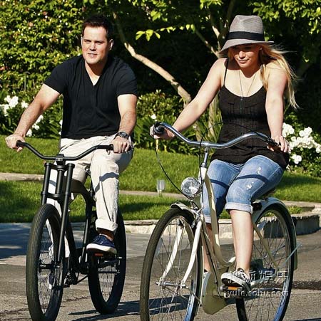 希拉里-杜夫和未婚夫骑自行车约会