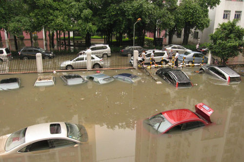 5月7日,广州遭遇特大暴雨,部分小区停车场被水灌满