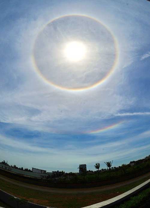 海口上空出现日晕天象奇观(组图)