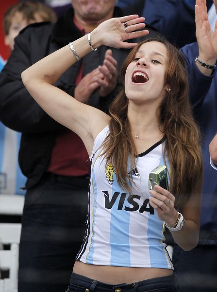 阿根廷美女球迷跃跃欲试